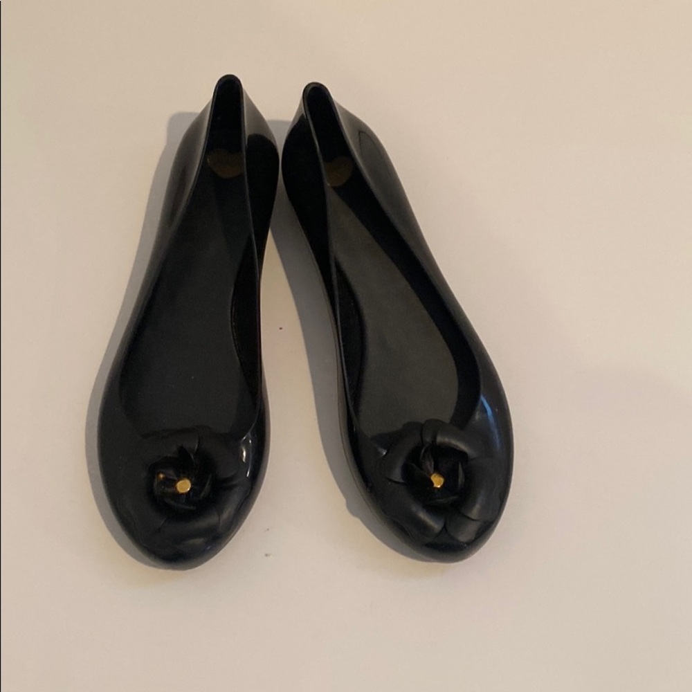 Black rubber flat with flowers